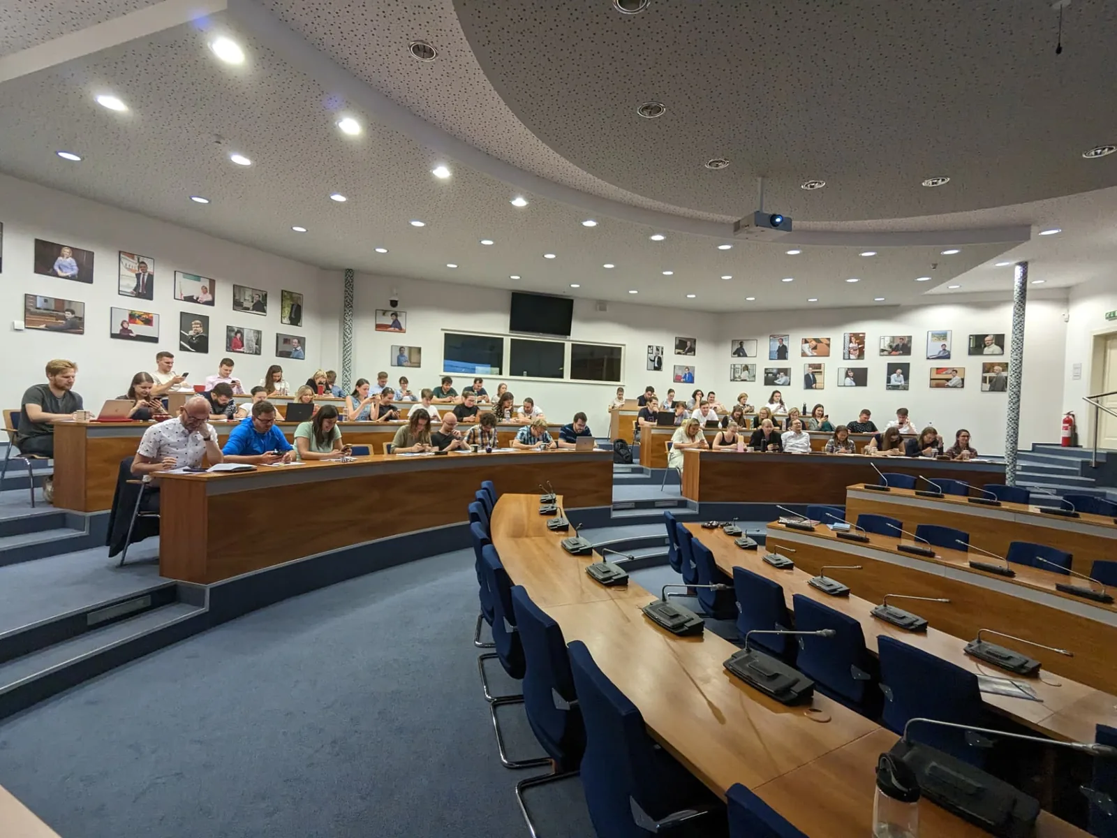 Seminář v zasedací síni Nejvyššího správního soudu s plným publikem