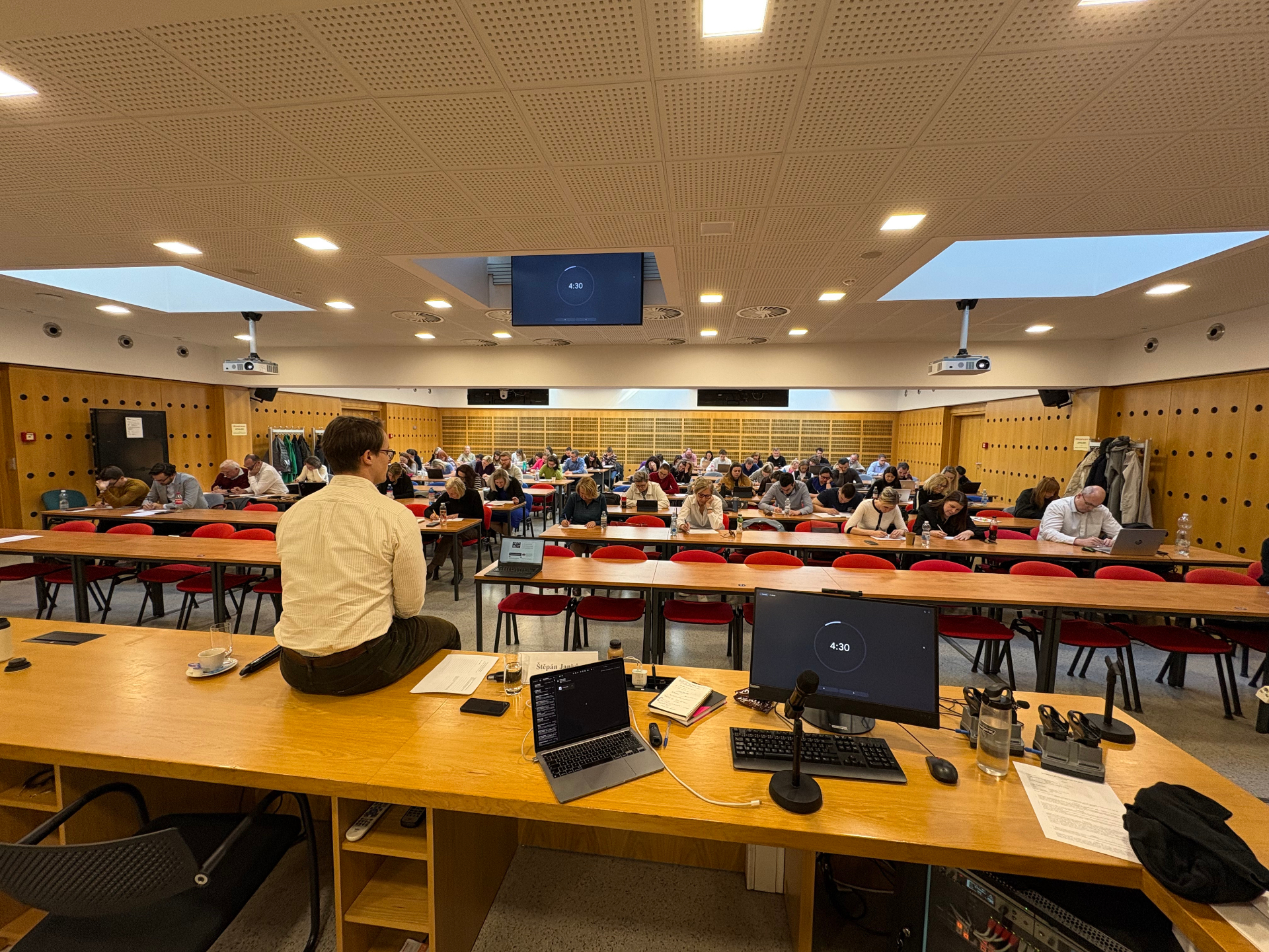 Seminář v zasedací síni s plným publikem