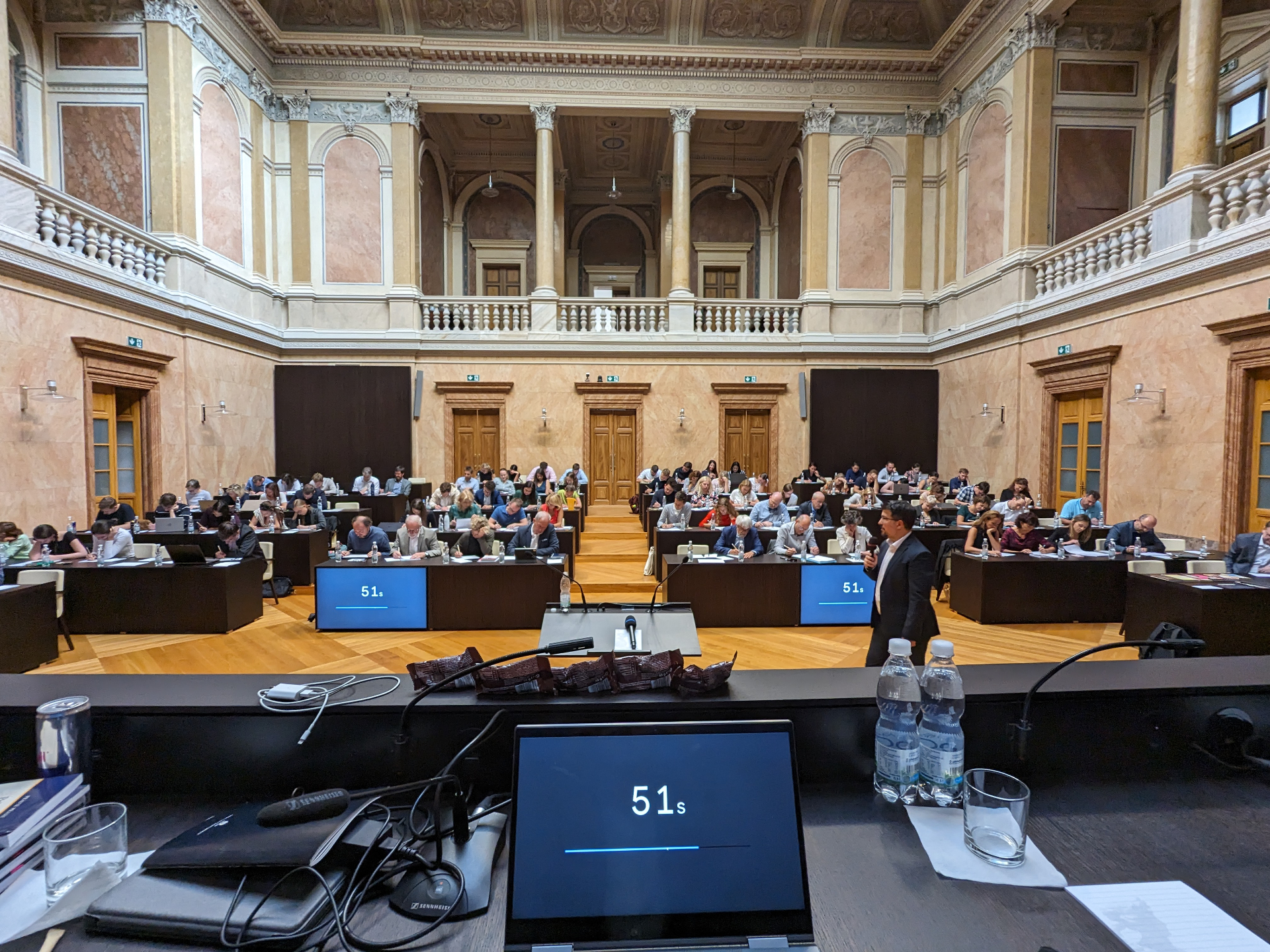 Seminář v historickém sále s vysokým stropem