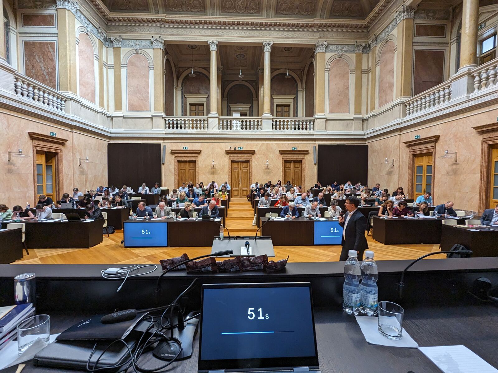 Seminář v historickém sále s vysokým stropem