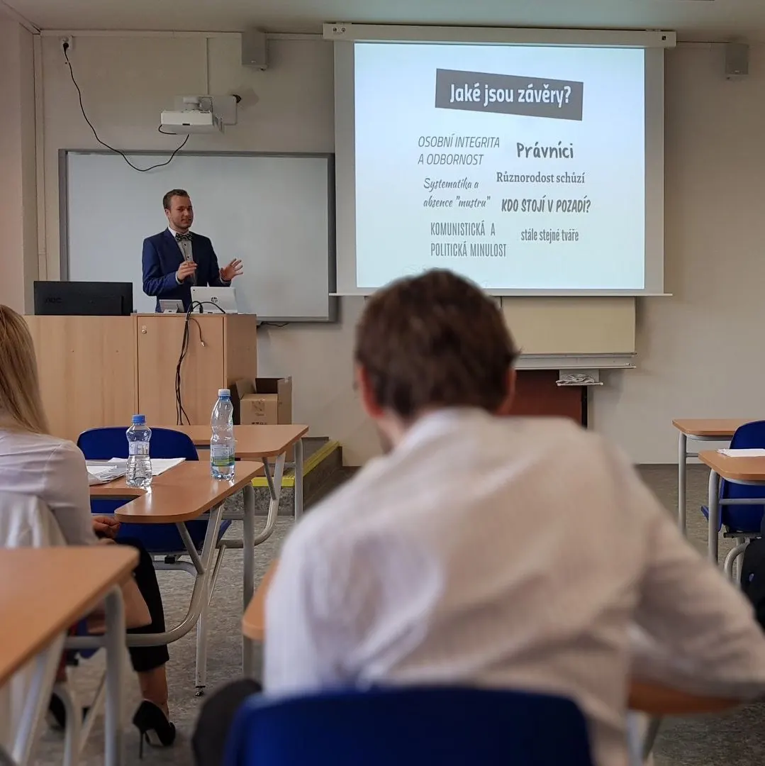 Pomocný pracovník a studentská odborná práce